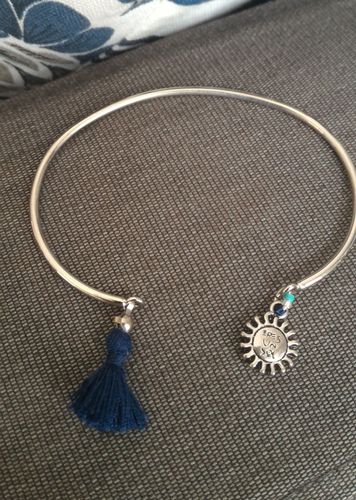 Bracelet "Nemmok" argent pompon bleu marine